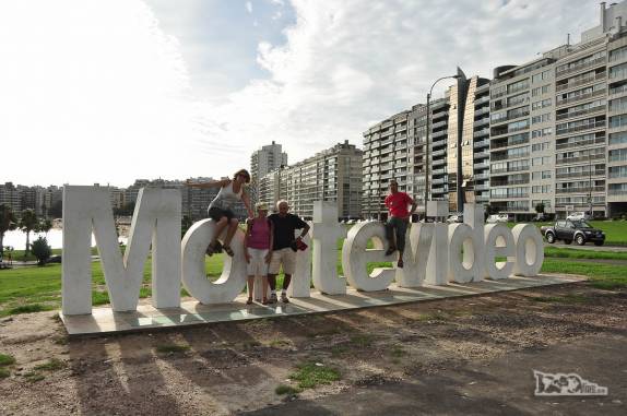 1000dias e os pais do Rodrigo em Pocitos, bairro de Montevideo, no Uruguai